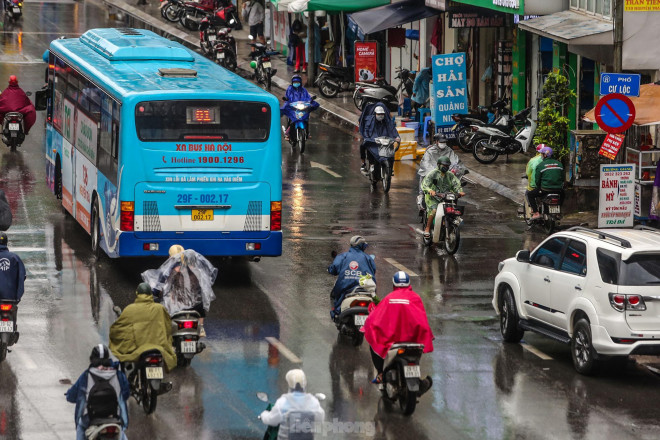 &#39;Ma trận&#39; ùn tắc giao thông ở Hà Nội trong cơn mưa - 6