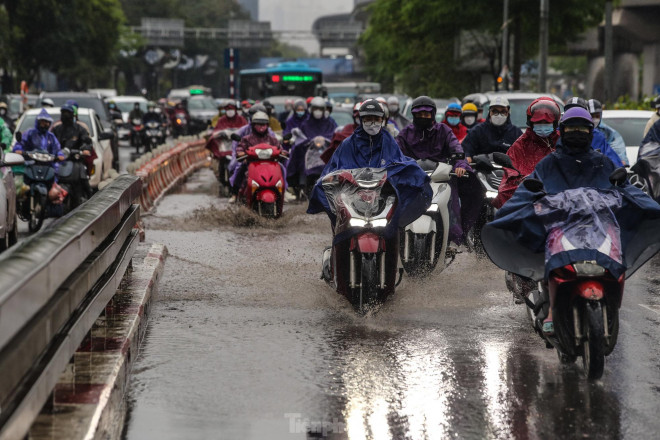 &#39;Ma trận&#39; ùn tắc giao thông ở Hà Nội trong cơn mưa - 7