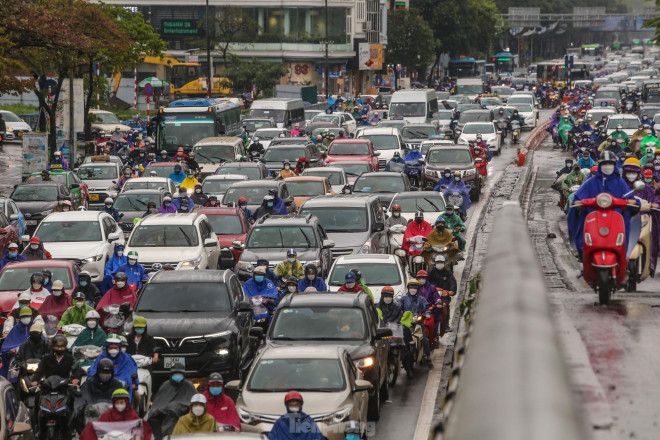 &#39;Ma trận&#39; ùn tắc giao thông ở Hà Nội trong cơn mưa - 8