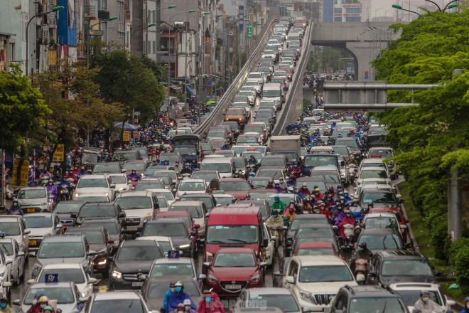 &#39;Ma trận&#39; ùn tắc giao thông ở Hà Nội trong cơn mưa - 11