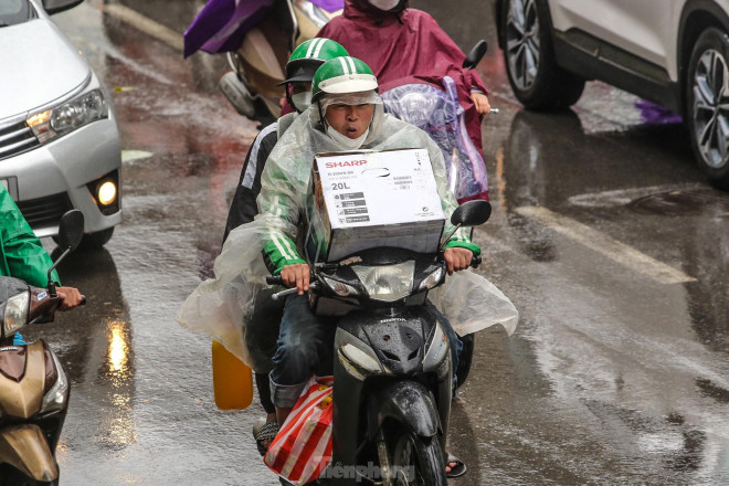 &#39;Ma trận&#39; ùn tắc giao thông ở Hà Nội trong cơn mưa - 13