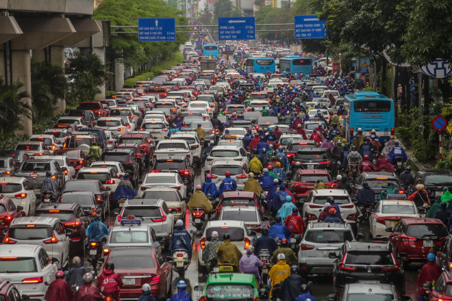 &#39;Ma trận&#39; ùn tắc giao thông ở Hà Nội trong cơn mưa - 14