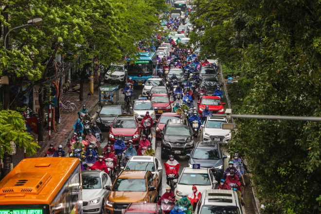 &#39;Ma trận&#39; ùn tắc giao thông ở Hà Nội trong cơn mưa - 15