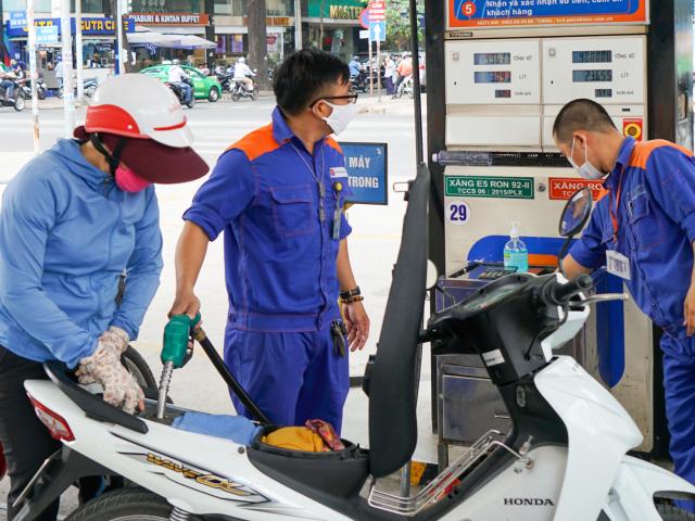 Giá xăng dầu hôm nay ngày 1/4: Dầu lao dốc khi ông Biden thông báo xả kho, giá xăng tại Việt Nam giảm mạnh