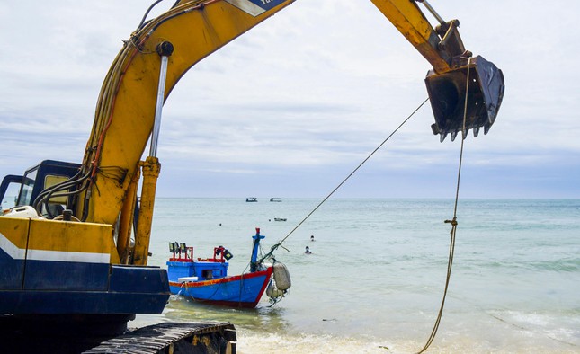 Xót xa nhìn cảnh trục vớt ghe tàu bị sóng đánh chìm sau bão - 4