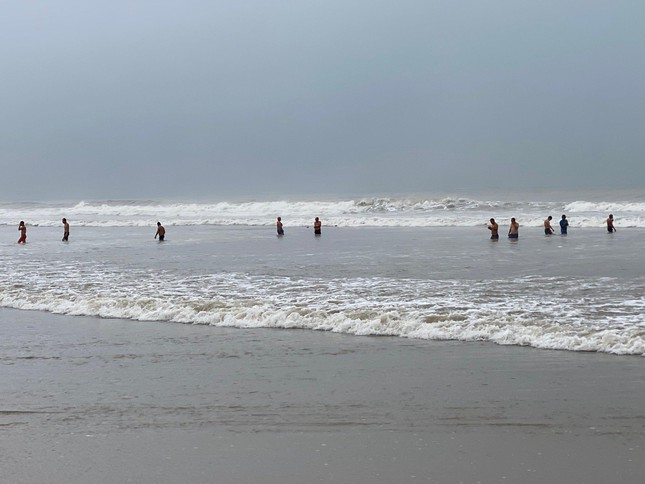 Biển động dữ dội, sóng cao quá đầu, nhiều người vẫn bất chấp tắm biển ở Đà Nẵng - 1