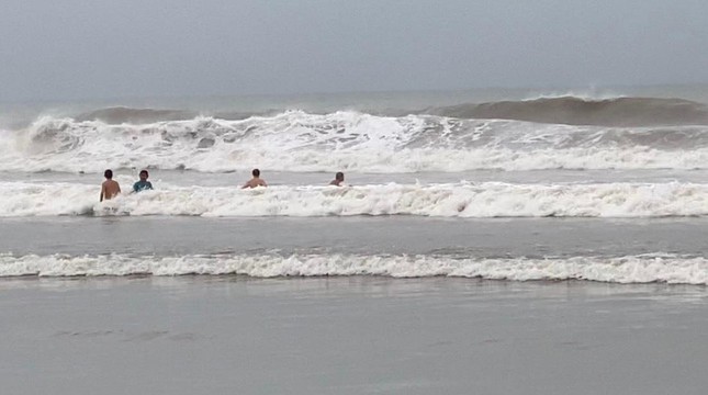 Biển động dữ dội, sóng cao quá đầu, nhiều người vẫn bất chấp tắm biển ở Đà Nẵng - 2