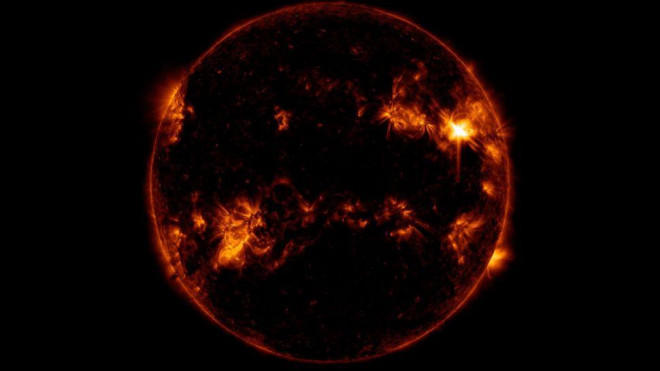 NASA chụp được cảnh &#34;tia lửa cuồng nộ&#34; từ Mặt Trời bắn trúng Trái Đất - 3