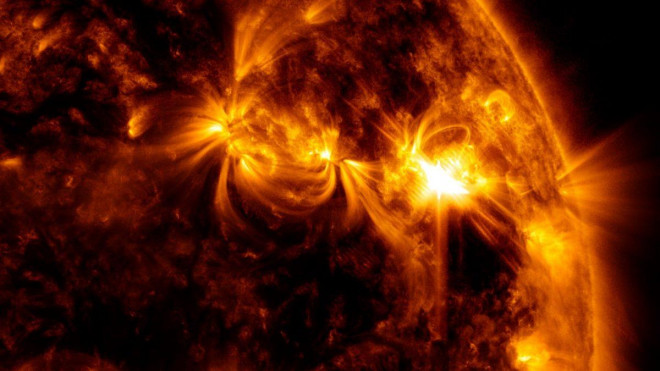 NASA chụp được cảnh &#34;tia lửa cuồng nộ&#34; từ Mặt Trời bắn trúng Trái Đất - 1