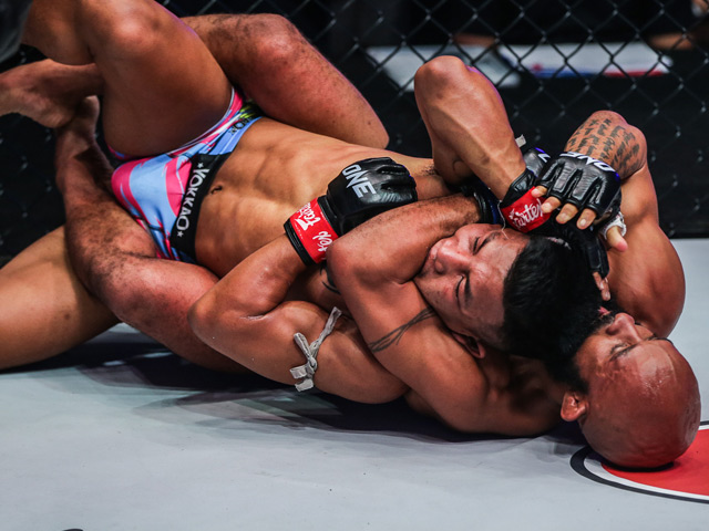 Trận chiến siêu độc lạ MMA: “Người sắt” Rodtang bị Johnson siết gục