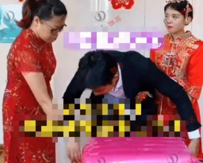 Mẹ chồng bắt cô dâu mở vali để lấy tiền mừng cưới, hành động của chú rể bị chỉ trích - 1