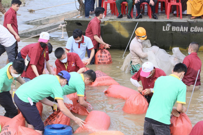 Phóng sinh 12 tấn cá xuống sông Lam - 10