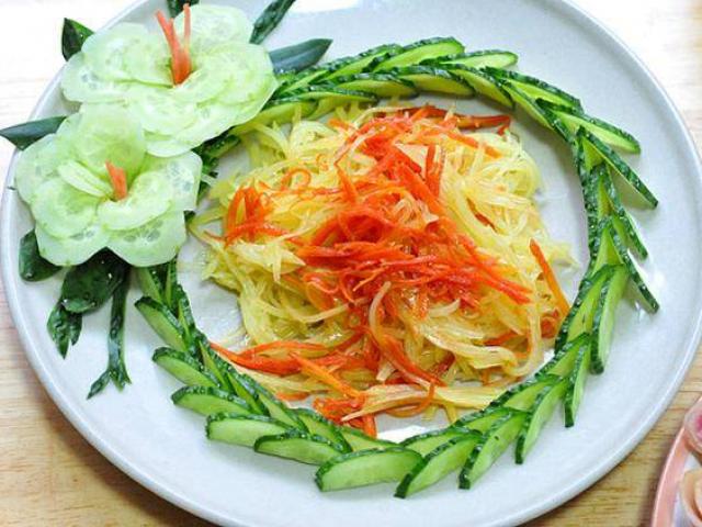 Khi làm các món trộn, gỏi, salad, nhớ trang trí với dưa leo theo cách này để món ăn thêm sang xịn