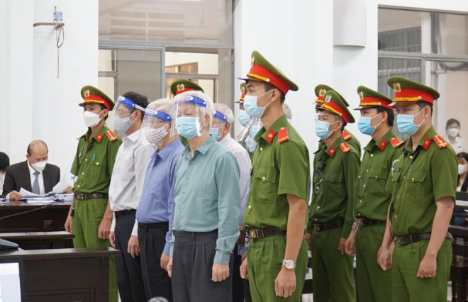 2 cựu chủ tịch Khánh Hòa bị đề nghị từ 5 đến 7 năm tù - 1