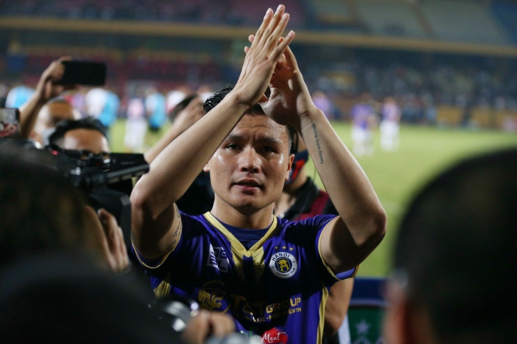 Quang Hải bật khóc chia tay fan Hà Nội trong trận cuối đá ở Hàng Đẫy - 1