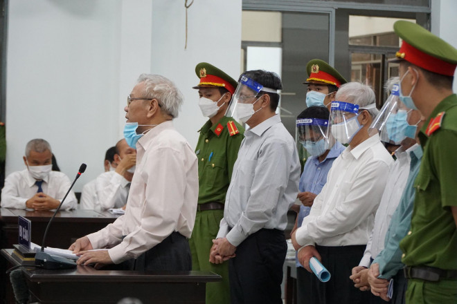 Xét xử sai phạm đất đai Khánh Hòa: Cựu lãnh đạo tỉnh khóc nức nở nói lời sau cùng - 4