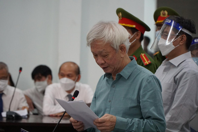 Xét xử sai phạm đất đai Khánh Hòa: Cựu lãnh đạo tỉnh khóc nức nở nói lời sau cùng - 1