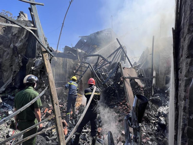 Sau tiếng nổ lớn, lửa phá hủy 4 căn nhà ở An Giang