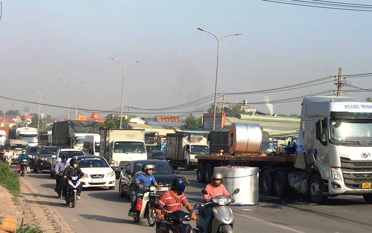 Cuộn thép trên xe đầu kéo rơi xuống đường, kẹt xe gần 2km - 2