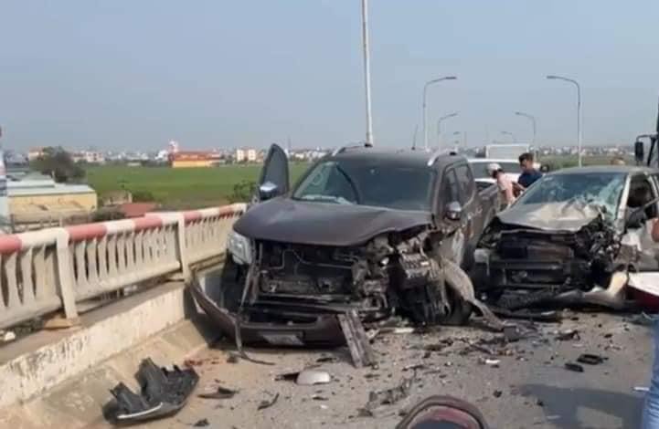 Tai nạn khủng khiếp giữa 3 ô tô trên cầu Lạc Quần, 1 người thiệt mạng - 1