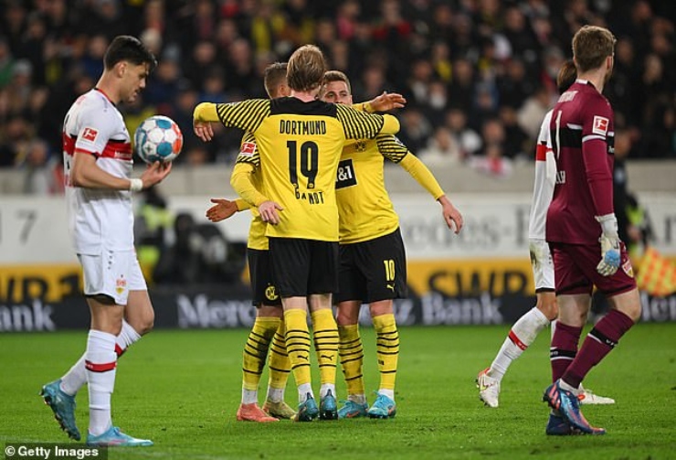 Video bóng đá Stuttgart - Dortmund: Phản công mẫu mực, cú đúp mãn nhãn (Vòng 29 Bundesliga) - 1