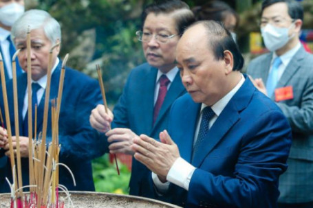 Clip: Chủ tịch nước Nguyễn Xuân Phúc dâng hương tại Đền Hùng ngày Giỗ Tổ Hùng Vương