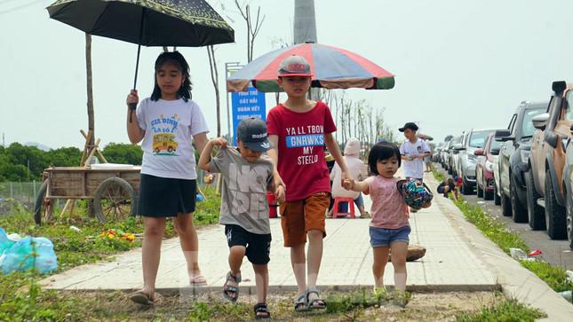 Bến phà quá tải, du khách xếp hàng từ sáng đến trưa rời Cát Bà - 7