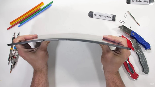 Video thử bẻ cong Galaxy Tab S8 Ultra: Quá bền! - 1