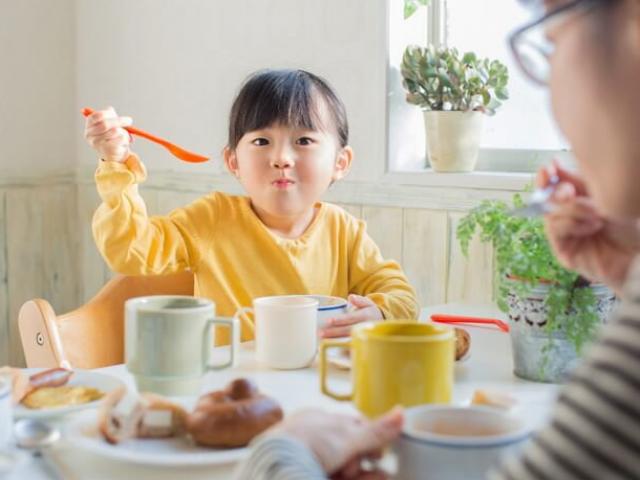 Nếu muốn con cao vượt trội, cha mẹ cần tuyệt đối tránh sai lầm này vào bữa sáng!
