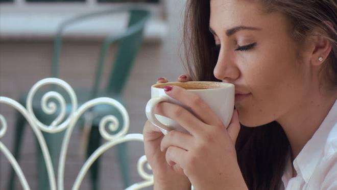 3 tác hại đáng sợ nếu bạn uống cà phê trước khi ăn sáng - 1