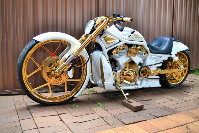 Choáng với Harley Davidson mạ vàng giá 34 tỷ đồng của trùm ma túy - 1