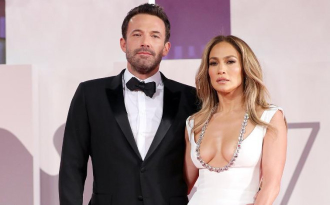 Bóc giá nhẫn đính hôn bằng kim cương của Jennifer Lopez - 1