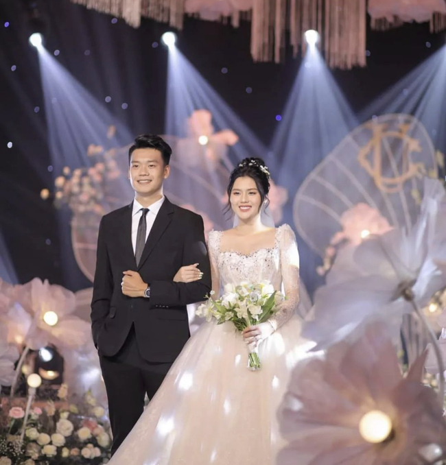 Vào chiều 13/4, đám cưới của trung vệ Nguyễn Thành Chung và hot girl Ngô Tố Uyên trở thành tâm điểm thu hút sự chú ý của dân mạng.
