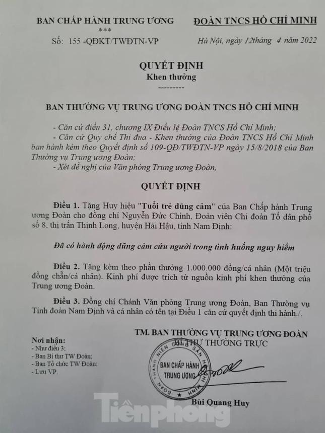 Tặng Huy hiệu Tuổi trẻ dũng cảm cho thanh niên nhảy sông Ninh Cơ cứu người - 1