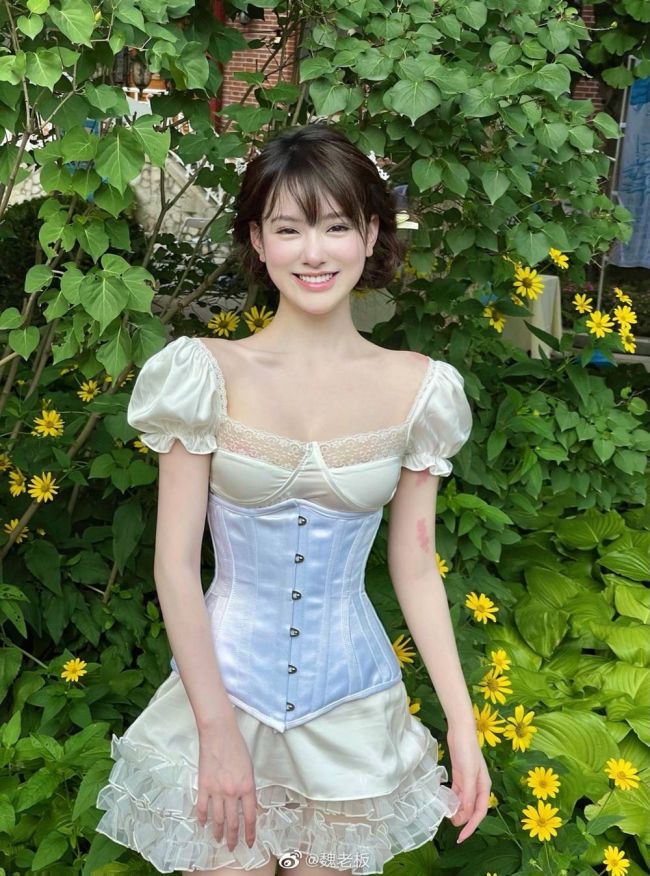 Áo corset được biết tới từ thế kỷ 16. Phụ nữ phương Tây dùng chiếc áo này để siết eo thon, đôn ngực đầy. 

