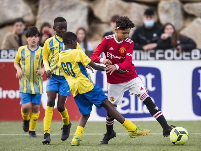 Con trai Ronaldo ghi bàn giúp U12 MU thắng 5-0, ăn mừng kiểu CR7