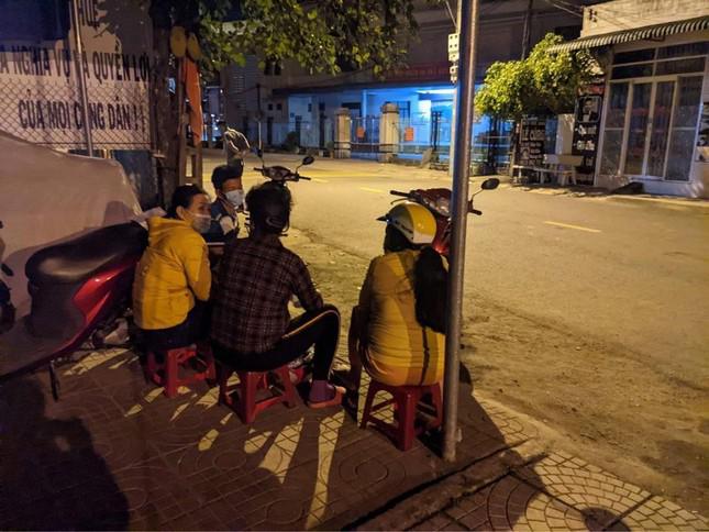 Sau Đà Nẵng, đến lượt dân Quảng Ngãi nửa đêm xếp hàng dài chờ làm thủ tục đất đai - 5