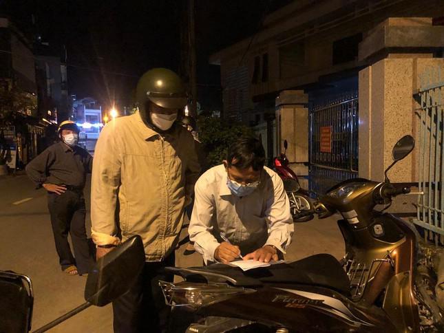 Sau Đà Nẵng, đến lượt dân Quảng Ngãi nửa đêm xếp hàng dài chờ làm thủ tục đất đai - 3