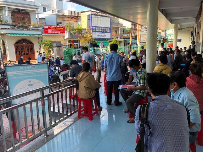 Sau Đà Nẵng, đến lượt dân Quảng Ngãi nửa đêm xếp hàng dài chờ làm thủ tục đất đai - 6