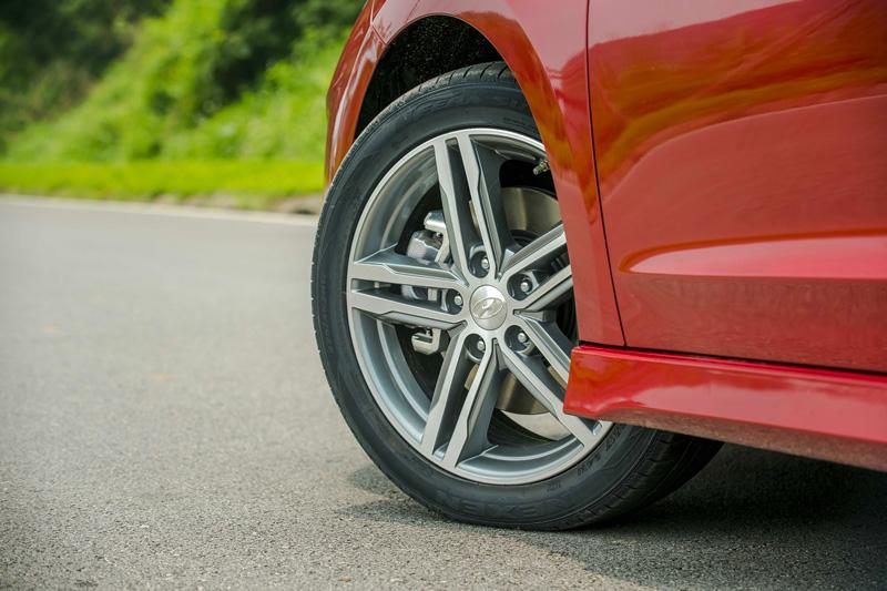 Giá xe Elantra lăn bánh mới nhất 4/2022: Đánh giá nhanh kèm hình ảnh thực tế - 11