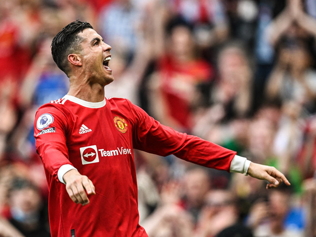 Ronaldo lập siêu phẩm ghi hat-trick: MU sống lại hy vọng đua Top 4