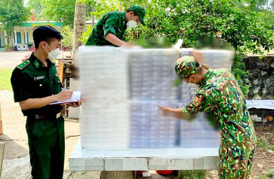 Biên phòng truy bắt nhóm buôn lậu thủ roi điện và dao cán dài - 1