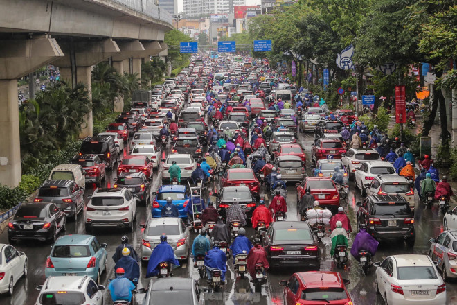 Phố phường Hà Nội tắc &#34;không lối thoát&#34; trong ngày đầu tuần mưa rét - 1