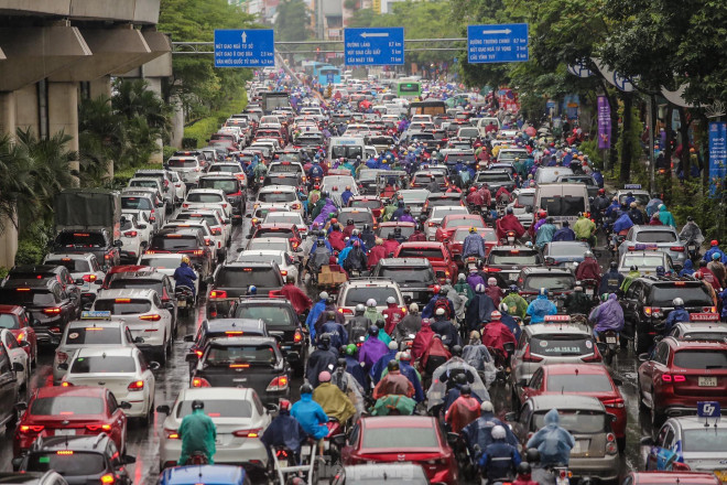 Phố phường Hà Nội tắc &#34;không lối thoát&#34; trong ngày đầu tuần mưa rét - 3