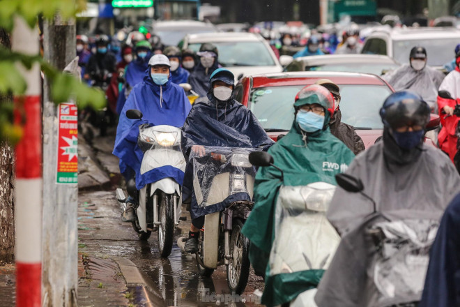 Phố phường Hà Nội tắc &#34;không lối thoát&#34; trong ngày đầu tuần mưa rét - 9