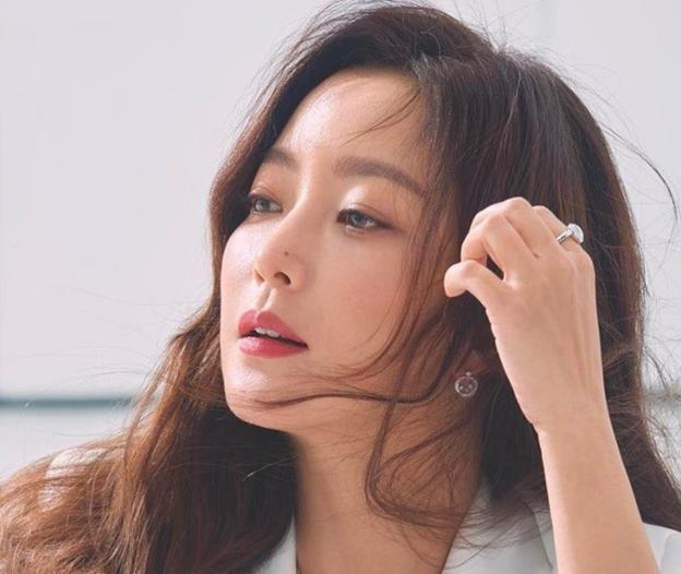 Bí mật nhan sắc tuổi 45 của Kim Hee Sun - 1