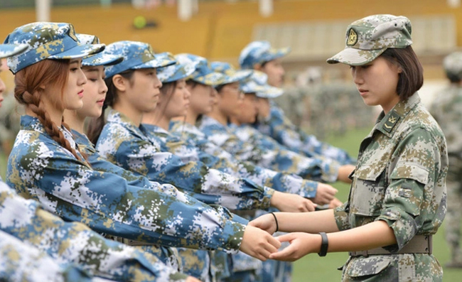 Nữ quân nhân Trung Quốc xinh đẹp mặc quân phục cũng Nữ Quân Nhân Trung Quốc Xinh Đẹp Mặc Quân Phục Cũng