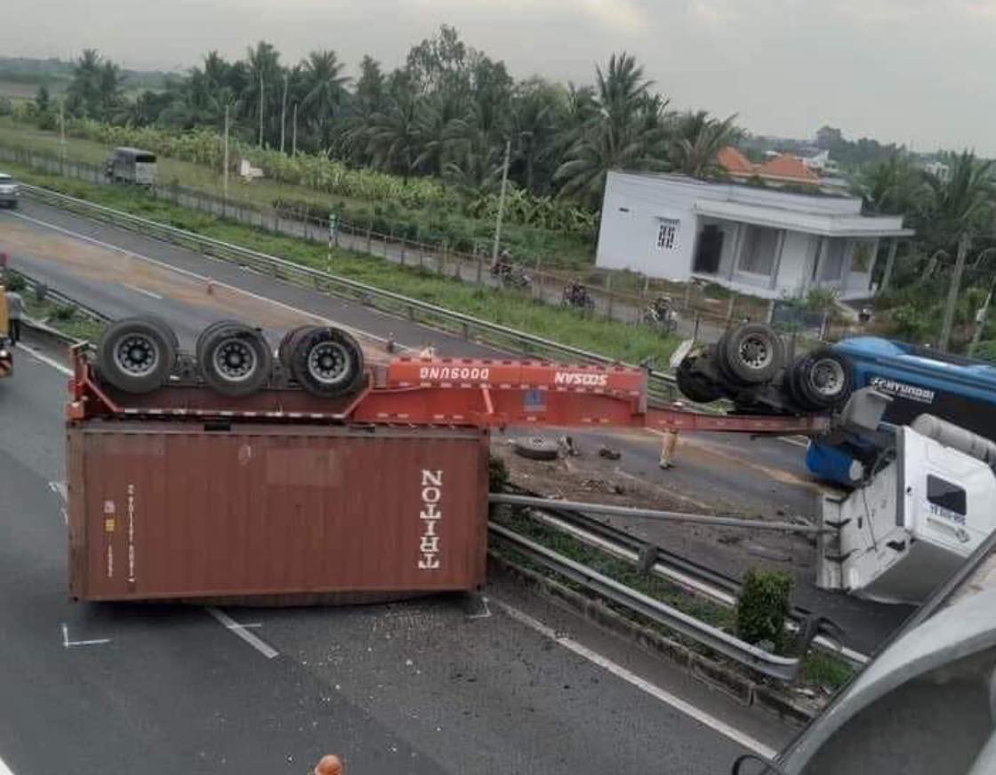 Lật xe container trên cao tốc TP.HCM - Trung Lương, giao thông tê liệt - 1