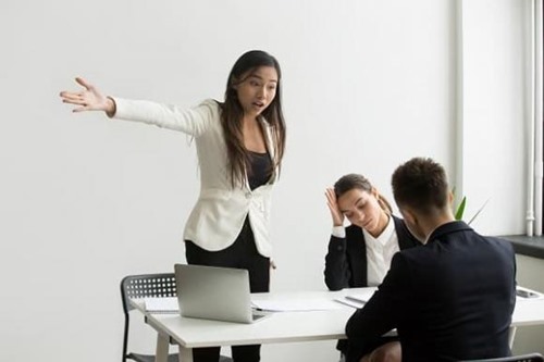 Nhân viên phẫn nộ vì bị sếp kiểm tra điện thoại cuối giờ làm - 1