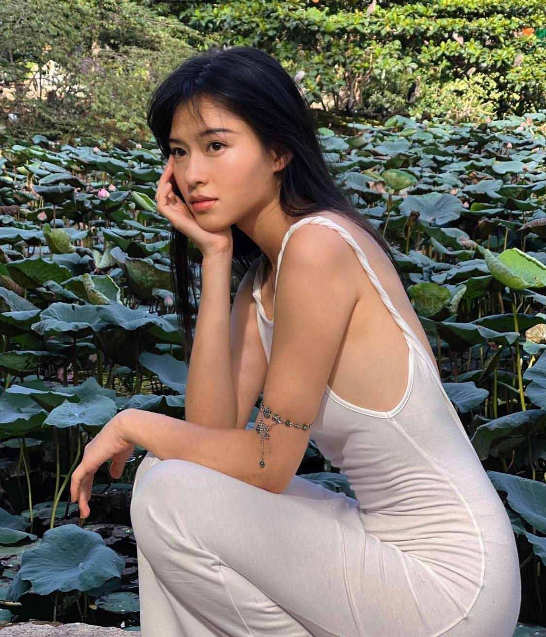 "Cô gái Erik ngỏ lời lúc 2h sáng" khoe dáng đẹp bên ao sen dù vòng 1 "mỏng cơm" - 2
